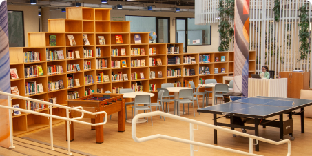 Uma biblioteca escolar.