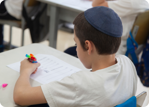 Um aluno escrevendo em uma folha de papel.