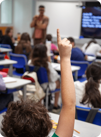 Um aluno levantando a mão para tirar uma dúvida.