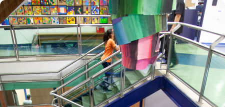 Uma aluna subindo a escada de uma escola.